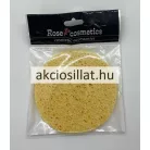 A Rose Cosmetics Cellulóz Arclemosó Szivacs 1db.jpg fotón a kerek alakú, sárga színű, porózus szerkezetű cellulóz szivacs látható az átlátszó, fekete márkajelzéssel ellátott fóliatasakjában.