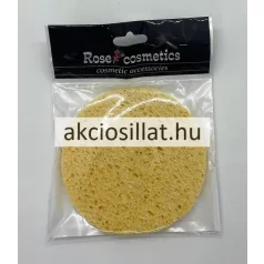 A Rose Cosmetics Cellulóz Arclemosó Szivacs 1db.jpg fotón a kerek alakú, sárga színű, porózus szerkezetű cellulóz szivacs látható az átlátszó, fekete márkajelzéssel ellátott fóliatasakjában.