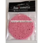 A Rose Cosmetics Cellulóz Arclemosó Szivacs 1db.jpg fotón a kerek alakú, sárga színű, porózus szerkezetű cellulóz szivacs látható az átlátszó, fekete márkajelzéssel ellátott fóliatasakjában.