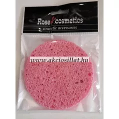 A Rose Cosmetics Cellulóz Arclemosó Szivacs 1db.jpg fotón a kerek alakú, sárga színű, porózus szerkezetű cellulóz szivacs látható az átlátszó, fekete márkajelzéssel ellátott fóliatasakjában.