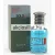 A Blue Up Solo Men EDT 100ml.jpg fotón az áttetsző, hengeres üvegből készült férfi parfüm látható, amelyben élénk világoskék színű parfümfolyadék van, elején piros alapon Solo for men felirattal, mellette a zöldesszürke és ezüst színű gyári dobozával.