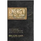 A Blue Up Energy For Men EDT 100 ml.jpg fotón a férfi parfüm látható: egy letisztult, gömbölyded alakú, áttetsző üvegflakon aranyszínű kupakkal, az elején nagyméretű fekete betűs Energy For Men 100ml felirattal, mellette a sötétbarna mintás gyári kartondobozával.