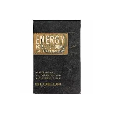 A Blue Up Energy For Men EDT 100 ml.jpg fotón a férfi parfüm látható: egy letisztult, gömbölyded alakú, áttetsző üvegflakon aranyszínű kupakkal, az elején nagyméretű fekete betűs Energy For Men 100ml felirattal, mellette a sötétbarna mintás gyári kartondobozával.