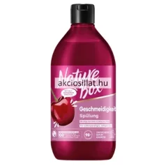 Nature Box cseresznye olaj 385ml-es hajbalzsam mélyvörös színű flakonban pink árnyalatú címkével rajta egy nagyméretű érett cseresznye grafikájával és fekete pattintós kupakkal