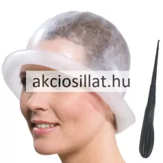 Sibel Lory melírkalap és melírtű termékfotó amely bal oldalon egy oldalra forduló mosolygós női arcot ábrázol a fejére szorosan rásimuló áttetsző gumi melírkalappal amin kis kerek domború perforációs pontok és akciosillat.hu felirat látható a kalap pereme széles és eláll az arctól jobb oldalon pedig egy függőlegesen elhelyezett formatervezett fekete műanyag nyelű és horgos végű melírtű látható fehér háttér előtt