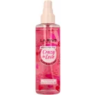 La Rive Crazy In Love 200ml-es női test- és hajpermet átlátszó flakonja élénkrózsaszín folyadékkal, szívecskés-virágos mintával és halványrózsaszín kupakkal.