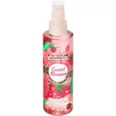 La Rive Sweet Memory 200ml-es női test- és hajpermet magas, átlátszó flakonja szamóca és málna grafikákkal, halványrózsaszín fújófejjel és áttetsző kupakkal.