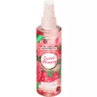 La Rive Sweet Memory 200ml-es női test- és hajpermet magas, átlátszó flakonja szamóca és málna grafikákkal, halványrózsaszín fújófejjel és áttetsző kupakkal.