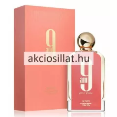 Afnan 9AM Pour Femme 100ml-es női parfüm termékfotója amely jobb oldalon egy függőlegesen álló lekerekített vállú átlátszó üvegflakont ábrázol előlapján nagy korall-rózsaszín téglalap alakú címkével amin függőleges nagy arany színű 9 AM felirat látható alatta kézírásos pour femme és arany betűs AFNAN jelöléssel tetején fényes gömbölyű arany színű kupakkal mellette balra pedig a hozzá tartozó téglalap alakú korall-rózsaszín díszdoboz helyezkedik el szintén nagy arany színű 9 AM és pour femme feliratokkal
