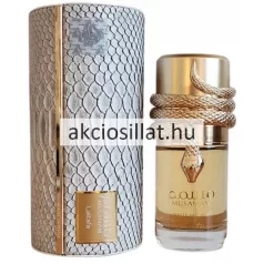 A Lattafa Musamam White Intense EDP 100ml Unisex.jpg fotón a prémium uniszex parfüm látható: egy hengeres alakú üvegflakon, amelyben aranyszínű parfümfolyadék van, a tetején egy nehéz, fényes aranyszínű kupakkal, amelyet egy részletgazdagon kidolgozott, pikkelyes mintázatú arany kígyó plasztika ölel körül, mellette pedig a texturált fehér kígyóbőr mintás gyári díszhenger helyezkedik el.