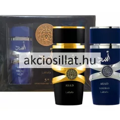 Lattafa Asad és Lattafa Asad Zanzibar 100ml-es férfi parfüm kollekció termékfotója amely középen az eredeti Asad álló hengeres matt fekete üvegét ábrázolja széles arany színű dombornyomott mintás gyűrűvel és arany arab felirattal tőle jobbra az Asad Zanzibar álló hengeres matt sötétkék üvege látható széles ezüst színű dombornyomott mintás gyűrűvel és ezüst arab felirattal a háttérben pedig a két parfümöt tartalmazó fekete díszdoboz helyezkedik el arany mintás logóval valamint a bal oldali részen a doboz átlátszó betekintő ablakán keresztül látszik a kék színű üveg