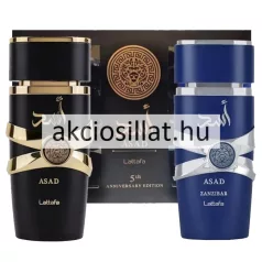 Lattafa Asad és Lattafa Asad Zanzibar 100ml-es férfi parfüm kollekció termékfotója amely középen az eredeti Asad álló hengeres matt fekete üvegét ábrázolja széles arany színű dombornyomott mintás gyűrűvel és arany arab felirattal tőle jobbra az Asad Zanzibar álló hengeres matt sötétkék üvege látható széles ezüst színű dombornyomott mintás gyűrűvel és ezüst arab felirattal a háttérben pedig a két parfümöt tartalmazó fekete díszdoboz helyezkedik el arany mintás logóval valamint a bal oldali részen a doboz átlátszó betekintő ablakán keresztül látszik a kék színű üveg