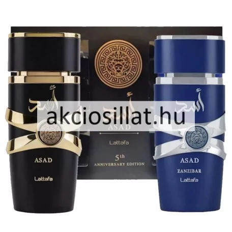 Lattafa Asad és Lattafa Asad Zanzibar 100ml-es férfi parfüm kollekció termékfotója amely középen az eredeti Asad álló hengeres matt fekete üvegét ábrázolja széles arany színű dombornyomott mintás gyűrűvel és arany arab felirattal tőle jobbra az Asad Zanzibar álló hengeres matt sötétkék üvege látható széles ezüst színű dombornyomott mintás gyűrűvel és ezüst arab felirattal a háttérben pedig a két parfümöt tartalmazó fekete díszdoboz helyezkedik el arany mintás logóval valamint a bal oldali részen a doboz átlátszó betekintő ablakán keresztül látszik a kék színű üveg