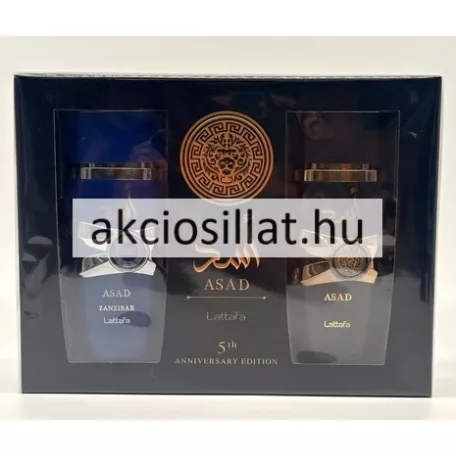 Lattafa Asad és Lattafa Asad Zanzibar 100ml-es férfi parfüm kollekció termékfotója amely középen az eredeti Asad álló hengeres matt fekete üvegét ábrázolja széles arany színű dombornyomott mintás gyűrűvel és arany arab felirattal tőle jobbra az Asad Zanzibar álló hengeres matt sötétkék üvege látható széles ezüst színű dombornyomott mintás gyűrűvel és ezüst arab felirattal a háttérben pedig a két parfümöt tartalmazó fekete díszdoboz helyezkedik el arany mintás logóval valamint a bal oldali részen a doboz átlátszó betekintő ablakán keresztül látszik a kék színű üveg