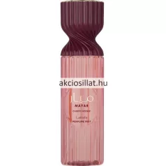 Lattafa Mayar Cherry Intense 250ml-es női testpermet álló függőlegesen barázdált és bordázott áttetsző lágy rózsaszín műanyag flakonja melynek közepén egy kerek halványrózsaszín címkén arany betűs arab felirat alatta MAYAR CHERRY INTENSE valamint Lattafa PERFUME MIST jelölések láthatóak a flakon felső részén egy különleges homokóra alakban csavart barázdált matt sötétbordó vagy meggypiros plasztik kupak helyezkedik el arany színű felső lezárással