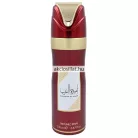 A Lattafa Asdaaf Ameerat Al Arab Parfumed Spray Woman 200ml.jpg fotón a hengeres alakú, sötétvörös színű női dezodor flakon látható az elején fehér-arany színű Ameerat Al Arab feliratú címkével, valamint egy elegáns arany-vörös mintázatú kupakkal.