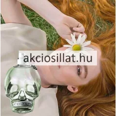 A Police To Be Green EDT 40ml Unisex parfüm.jpg fotón az ikonikus, áttetsző üvegből készült koponya formájú parfümös flakon látható ezüst szórófejjel és Police feliratú ezüst gallérral, mellette a natúr barna színű gyári kartondobozával.