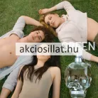 A Police To Be Green EDT 40ml Unisex parfüm.jpg fotón az ikonikus, áttetsző üvegből készült koponya formájú parfümös flakon látható ezüst szórófejjel és Police feliratú ezüst gallérral, mellette a natúr barna színű gyári kartondobozával.