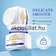 Sadoer Vitamin E Added VE és Evening Primrose Oil 300g-os hidratáló krém fehér színű kerekített műanyag tégelyben sötétkék színű csavaros kupakkal és fehér címkével melyen három darab sárga színű olajkapszula grafikája látható kék csíkkal és feliratokkal