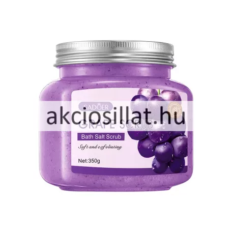 Sadoer Grape Bath Salt Scrub 350g-os bőrradír lila színű kerekített átlátszó műanyag tégelyben ezüst színű mintás fém kupakkal és lila alapszínű címkével melyen egy érett lédús lila szőlőfürt grafikája látható fehér és lila feliratokkal