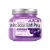 Sadoer Grape Bath Salt Scrub 350g-os bőrradír lila színű kerekített átlátszó műanyag tégelyben ezüst színű mintás fém kupakkal és lila alapszínű címkével melyen egy érett lédús lila szőlőfürt grafikája látható fehér és lila feliratokkal