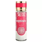 V.V.Love Eternal Rose 250ml-es női testpermet átlátszó hengeres flakonban amelyben víztiszta folyadék látható a flakon felső kétharmadát piros alapon fehér színű indás-virágos és keleties mandala motívumok borítják a közepén arab írással és fehér betűs V.V.LOVE Eternal Rose felirattal a tetején egy fémhatású arany színű kupakkal és egy rajta lévő széles pink sávval