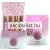 V.V.Love Crimson Bloom és Eternal Rose 4 darabos női parfüm szett amely egy nyitott halványrózsaszín és fehér indás mintás díszdobozban elhelyezett négy darab vékony álló hengeres üvegcsét mutat be fényes ezüst és arany színű kupakokkal sorrendben halványlila rózsaszín sárga és világosszürke mintás címkékkel ellátva arab írásjelekkel valamint mellette a szett zárt díszdoboza látható kerek fémhatású rózsaszín mandala motívummal