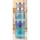 V.V.Love Island Cream Macaroon 250ml-es női testpermet türkizkék flakonban, csillogó strasszköves ezüst kupakkal.