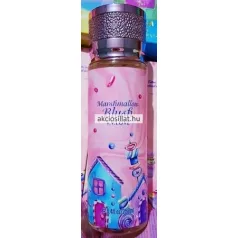 V.V.Love Marshmallow Blush 250ml-es női testpermet álló hengeres kialakítású műanyag flakonja amely lila és rózsaszín színátmenetes mintázatú rajta kék és lila színű rajzolt házikókkal és egy pálcikára szúrt színes pillecukor ábrázolással középen sötétkék betűkkel Marshmallow Blush és V.V.LOVE feliratokkal az alján e 8.4fl.oz 250ml kiszerelés jelöléssel a tetején pedig egy fényes lilás-metál színű apró pikkelymintás textúrájú hengeres kupak látható