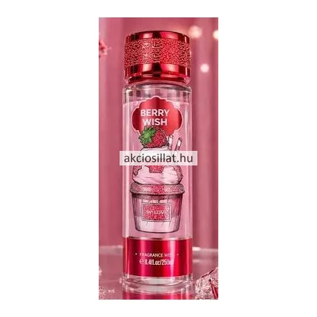 V.V.Love Berry Wish 250ml-es női testpermet álló hengeres átlátszó flakonban halványrózsaszín folyadékkal a flakon előlapján egy nagy méretű tejszínhabos és csokoládéöntetes sütemény grafika látható a tetején egy szem nagyszemű piros eperrel felül piros alapon fehér BERRY WISH felirattal alul pedig piros fémhatású alsó sávval és csillogó piros mintás hengeres kupakkal