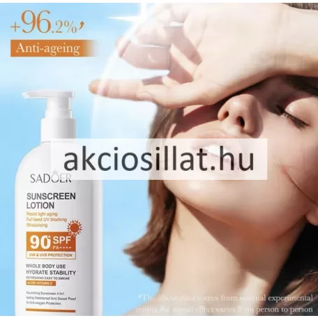 Sadoer Naptej Aloe Verával és E-vitaminnal SPF90+ 220g-os kiszerelésű ovális fehér flakonja fehér adagolópumpával, narancssárga feliratokkal, felhős kék égbolt háttér előtt.
