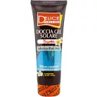 A Delice Solaire színmegőrző tusfürdő 250ml.jpg fotón a professzionális napozás utáni tusfürdő látható: egy álló, fekete színű tubus élénk narancssárga kupakkal, az előlapján felül piros alapon fehér betűs DELICE SOLAIRE logóval, alatta DOCCIA GEL SOLARE és BRONZE SUN SHOWER GEL feliratokkal, a tubus közepén pedig egy tengerparti pálmafát ábrázoló kerek fotó és fehér trópusi virágok rajzai helyezkednek el a sárga CAROTENE E ALOE VERA megjelöléssel.
