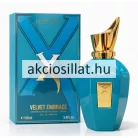 Iscents X Velvet Embrace 100ml-es parfüm elegáns sokszögletű türkizkék színű üvegflakonban melynek előlapján egy arany színű téglalap alakú plaketten dombornyomott X betű és ISCENTS felirat látható tetején pedig egy egyedi aszimmetrikus láng formájú fényes arany kupak helyezkedik el mellette a hozzá tartozó türkizkék díszdobozzal melyet egy nagyméretű sötétkék X betű motívum dekorál