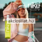 A Nike #Yummy Musk testpermet 200ml.jpg fotón a női testpermet látható: egy magas, hengeres alakú, élénk sárgászöld színű áttetsző flakon átlátszó szórófejjel és kupakkal, az elülső oldalán függőlegesen futó nagyméretű, halványsárga színű nike felirattal és a kisebb #Yummy Musk WOMAN megjelöléssel.